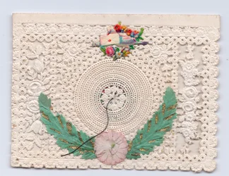 Victoriaanse bijenkorf wenskaart met een duif die een envelop vasthoudt, c.1880