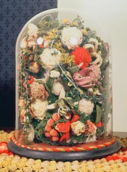 Victoriaanse wollen bloemen in een glazen kast