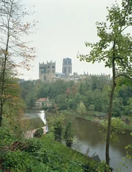 Zicht op de Durham Kathedraal over de rivier de Wear, begonnen 1093