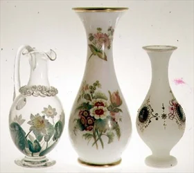 Waterkan, versierd met waterlelies in keramische verf omhuld met kristal, door Henry G. Richardson, midden 19e eeuw; twee opaalglazen vazen door Henry G. Richardson, eind 19e eeuw; opaalglazen vaas met emaille schildering, eind 19e eeuw
