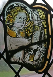 Raam in de kloosters met een muzikale engel met een harp