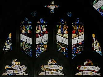 Raam s2 met tracery lichten met muzikale engelen