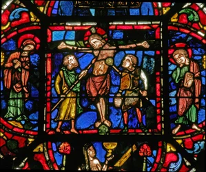 Raam w0 met de Kruisiging met Maria en Johannes en soldaten met een speer en de spons met azijn