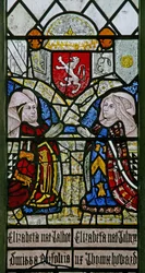Raam w1 met Elizabeth Talbot, Hertogin van Norfolk en Elizabeth Tilney, Gravin van Surrey met het wapenschild van de Mowbray familie erboven