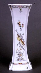 Worcester vaas van uitlopende vorm geschilderd in Kakiemon kleuren, ca. 1750 (keramiek)