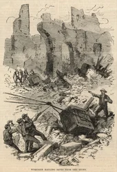 Arbeiders slepen kluizen uit de ruïnes