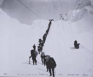 De laatste klim naar de top van de Chilcoot Pass op de grens tussen Canada en de VS