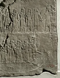 Campagne van koning Asjurbanipal tegen Elam Soldaten leiden gevangenen langs de oevers van de rivier de Tigris ...