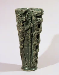 Libatievaas van koning Gudea gewijd aan Ningishzidda, met de acolieten van deze god, verstrengelde slangen en gevleugelde drakenslangen ...