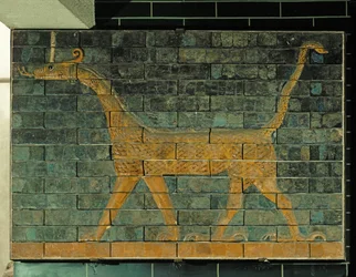 Mythisch wezen met gazellehoofd, leeuwenlichaam en slangenstaart