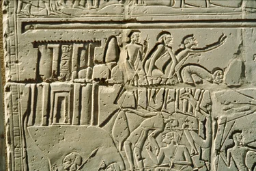 Reliëf van de slag bij Kades met soldaten van farao Ramses II die vechten tegen Hettitische soldaten van koning Muwatalli (reliëf)
