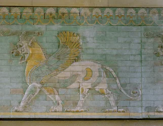 Gevleugelde stier, gekleurde geglazuurde tegels, uit het paleis in Susa, Iran ...