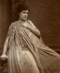 Julia Neilson, Britse actrice, 1888