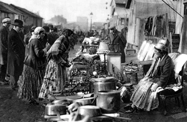 Een uitzicht op de vlooienmarkt bij de ingang van St Ouen, Parijs, 1931