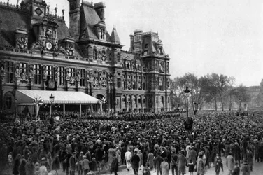 Menigte voor het stadhuis op een ontvangstdag, Parijs, 1931