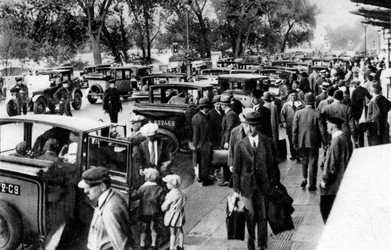 Mensenmassa voor het station, Orsay, Parijs, 1931