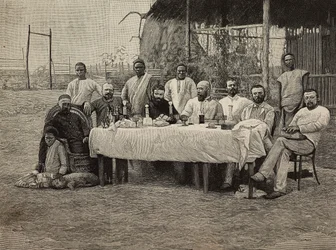 Anti-slavernij society banket bij Italiaans consulaat in Boma, Democratische Republiek Congo, gravure door Ernesto Mancastropa van foto door Giuseppe Corona, uit L