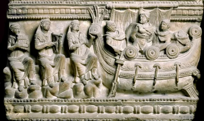 Etruskische kunst: “Odysseus, vastgebonden aan de mast van zijn schip, weerstaat het gezang van de sirenen”. Laagreliëf van een sarcofaag uit Volterra. 4e-3e eeuw v.Chr. Florence, Archeologisch Museum