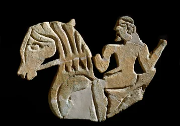 Etruskische beschaving: akroterion gebeeldhouwd in de vorm van een ruiter. 7e eeuw v.Chr. Van het paleis van Murlo. Florence, Soprintendenza Archeologica