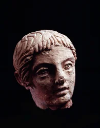 Etruskische beschaving: hoofd van een jonge man uit de tempel van Belvedere, in Orvieto - 5e-4e eeuw v.Chr. Diam 13 cm