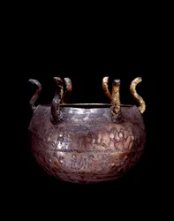 Etruskische beschaving: kleine zilveren vaas met slangen uit het prinselijke graf genaamd Bernardini in Preneste