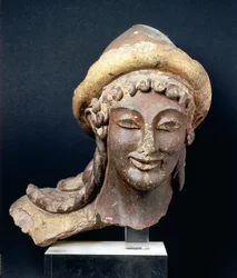 Hoofd van Hermes met een pilos, van de Tempel van Portonaccio, Veii, 510-500 v.Chr.