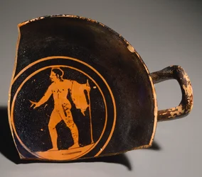 Kylix door Pteriu Paves, een fragment met een jonge man en inscriptie. Roodfigurige keramiek, uit graf 3 in Grotti (Toscane). Etruskische beschaving, 4e eeuw v.Chr.