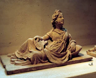 Etruskische kunst: deksel van een grafurn die de vrouw van de overledene met een waaier toont. Van het grafmonument van Chiusi (Toscane, Italië). 2e eeuw na Christus. Parijs, Louvre Museum