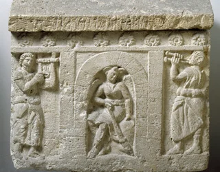 Etruskische kunst: ‘De Lasa, geest van de Dood bij de ingang van de Hel’. Laagreliëf van een urn uit Chiusi. 3e of 2e eeuw v.Chr. Palermo, Museo Archeologico Nazionale