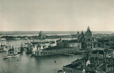 Grote Kanaal en de kerk van Santa Maria della Salute, Venetië, Italië, 1927