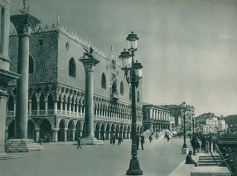 Voorzijde van het Dogepaleis met Riva degli Schiavoni, Venetië, Italië, 1927