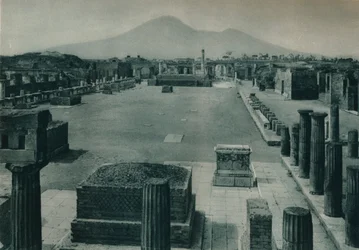 Uitzicht op het forum met de Vesuvius in de verte, Pompeii, Italië, 1927