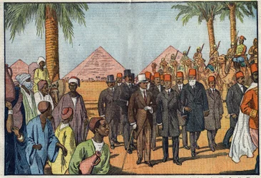 Koning Amanoellah van Afghanistan (1892-1960) bezoekt de piramides van Egypte, vergezeld door een escorte van Meharisten. Caïro, Egypte. Illustratie van Damblans. In 