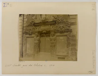 Porte, gevel aan de straat, hotel de Fieubet (hotel de la Valette, Massillon school), 2 quai des Célestins, 4e arrondissement, Parijs
