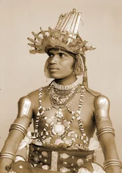 Portret van een Sri Lankaanse Danser met gegraveerde zilveren helm, c.1890