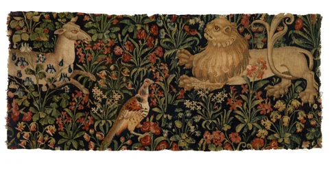 Wandtapijtfragment van mille fleurs met hert, leeuw en fazant