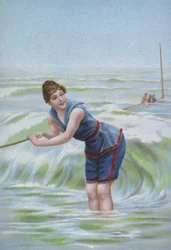 Vrouw die zich baadt aan zee