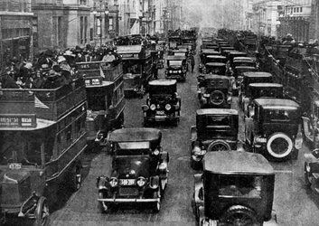 Verkeer op 5th Avenue gezien vanuit een controle toren, New York City, VS, ca. 1930s