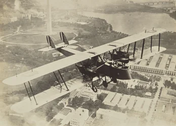 [Vliegend vliegtuig boven Washington D.C.].
