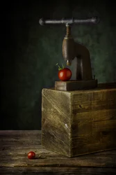 Stilleven met een vintage tomatenpers