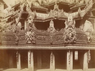 Houtsnijwerk op Balkon, Kyaung in Myingyan