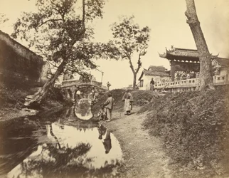 [Chinees uitzicht op een rivier en een brug in een dorp met verschillende Chinezen].