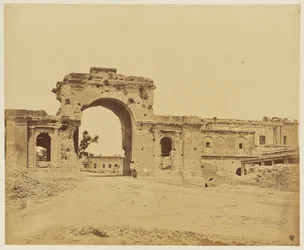 [Poort die leidt naar de Residentie, gewoonlijk de Bailee Wachtpoort, gehouden door Luitenant-kolonel R.H.M. Aitken, van de 13e Bengaalse Inheemse Infanterie].