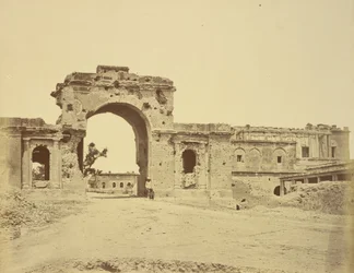 Poort naar de Residentie, gewoonlijk de Bailee Guard Gate, gehouden door luitenant-kolonel R.H.M. Aitken, van het 13e Bengal Native