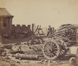 Interieur van Pehtang Fort met het magazijn en houten kanon, 1 augustus 1860