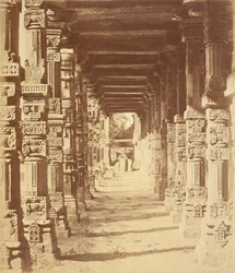 Interieur van de Hindoetempel in Cootub, Delhi