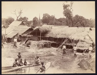 [Inheems dorp langs de Irrawaddy-rivier].