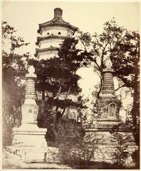 [Pagode op de heuvel - Zomerpaleis, Yuen-Ming-Yuen, Peking].