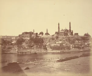 Het Muchee Bhawan Fort en de Gomti Rivier Gezien vanaf de Stenen Brug