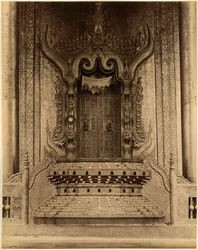 De The-ha-thana of de Leeuwentroon in de Myei-nan of Hoofd Audience Hall in het paleis van Mandalay, Birma, eind 19e eeuw (albumine print)